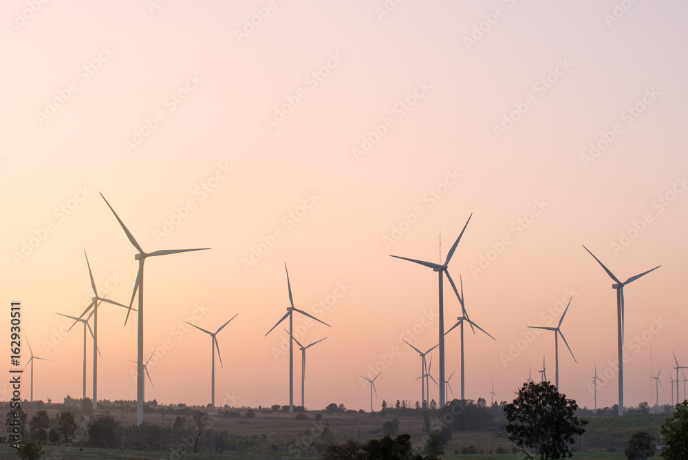 Obraz premium Energia odnawialna turbiny wiatrowej o zachodzie słońca