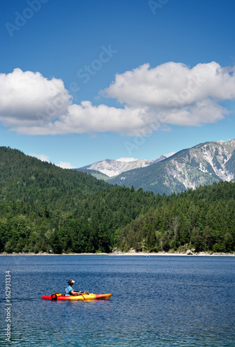 Paddler auf Eibsee in Bayern – Wassersport Erholung Freizeit in den Alpen