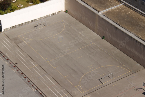 Terrain de sport d'une école à Paris, vue aérienne