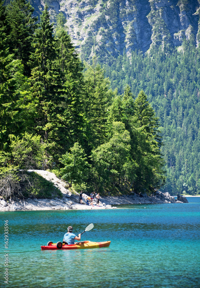 Paddler auf Eibsee bei Grainau in Bayern – Paddler on Eibsee Bavaria