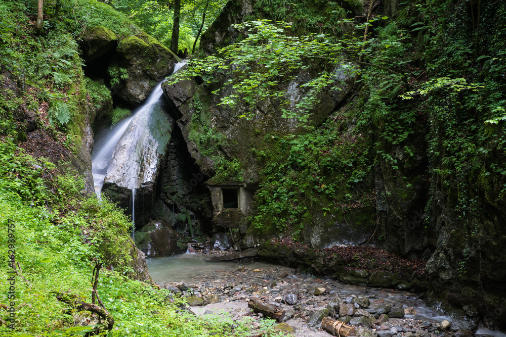 kleiner Wasserfall mit Felsenfenster