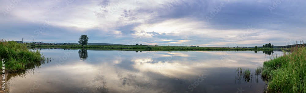 вечерний летний пейзаж на берегу уральской реки с травой, Россия