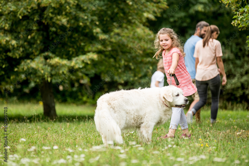 Kind und Retriever Hund Kind und Retriever Hund
