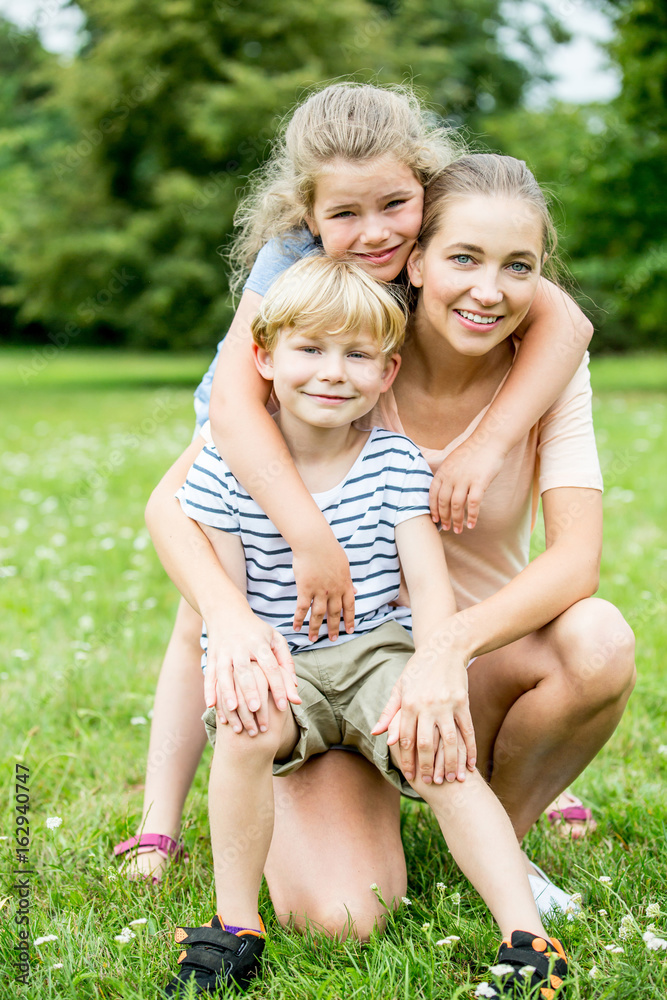 Wohnung Für Alleinerziehende Mutter Mit 2 Kindern Alleinerziehende Mutter und Kinder Stock Photo | Adobe Stock