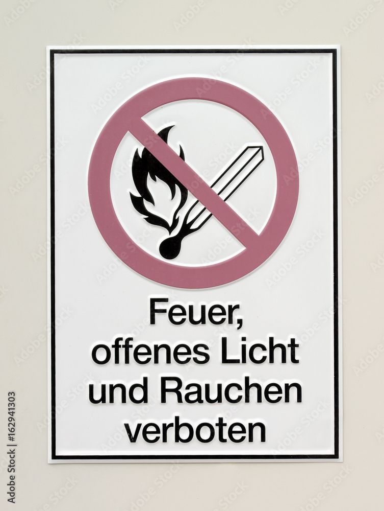Feuer verboten / Schild mit den Worten Feuer, offenes Licht und Rauchen