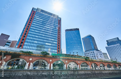 Tableau sur toile 秋葉原のビルと太陽