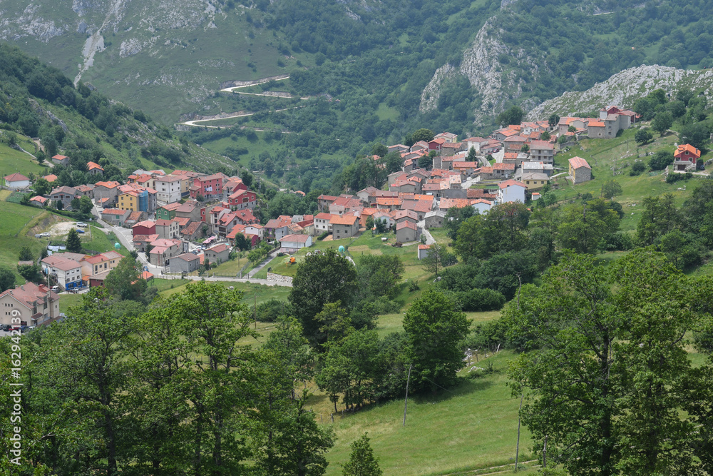 Obraz premium Village of Sotres in the national park of Picos de Europa 