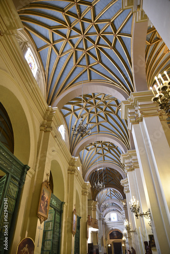 Nef baroque de la cathédrale de Lima au Pérou