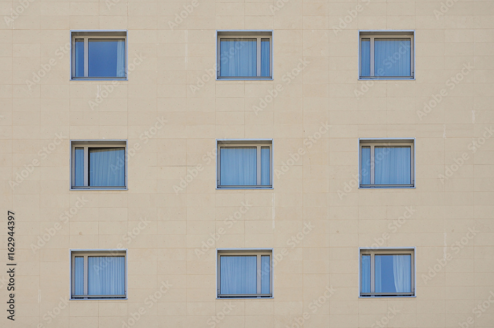 Ventanas cuadradas con cortinas, fachada de un edificio