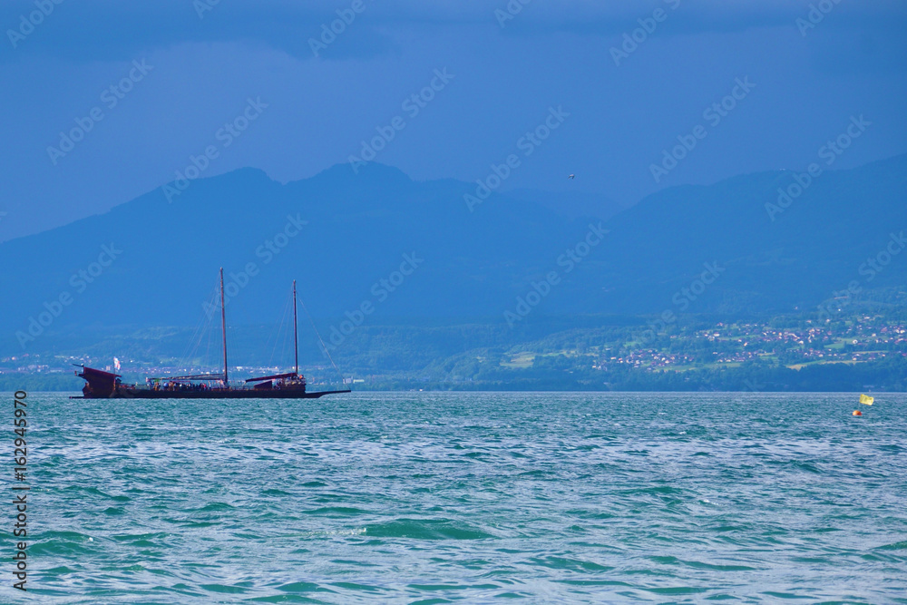 Blue Blue sea of ancient Chinese ship Blue Blue sea of ancient Chinese ship