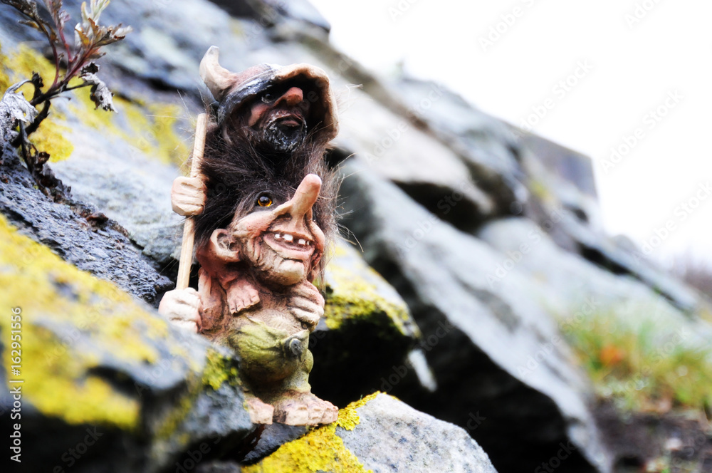 Norweskie trolle na kamieniu - obrazy, fototapety, plakaty 