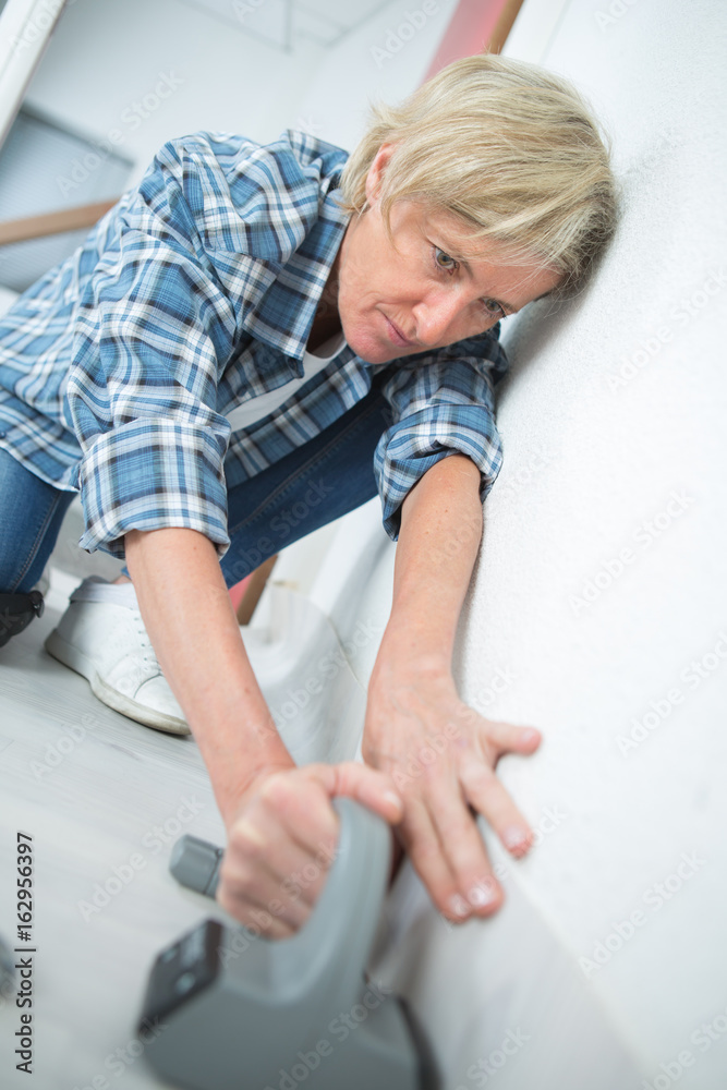 female carpet fitter