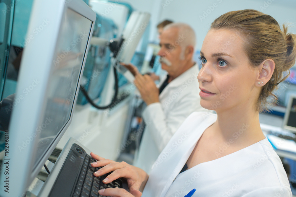 Obraz premium doctor looking at screen computer