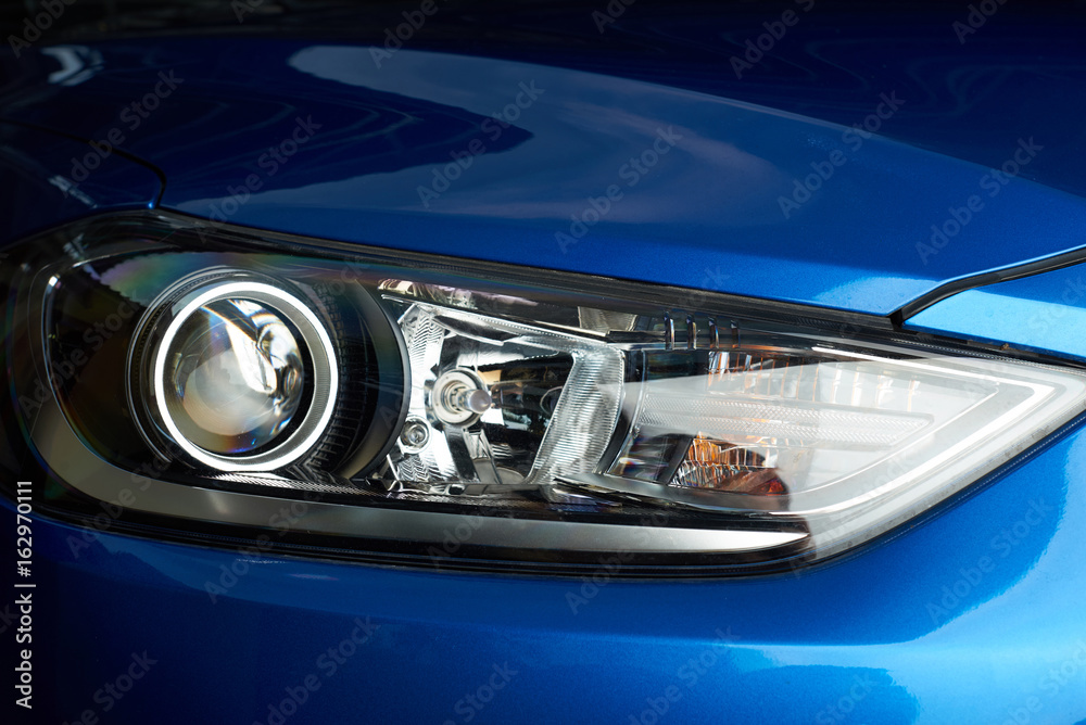 Obraz premium Bright shiny headlight