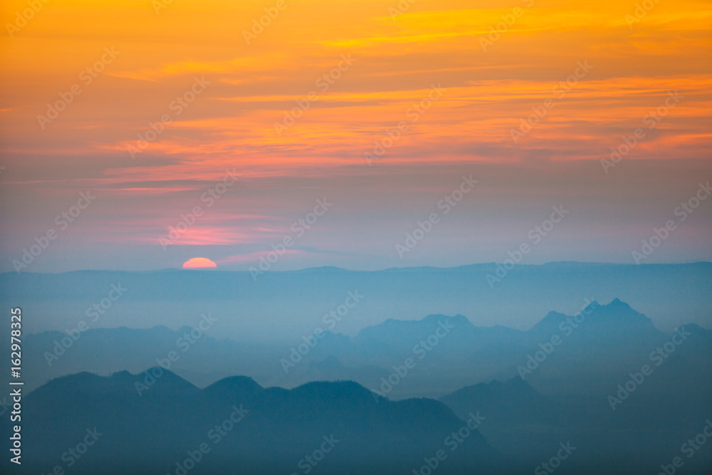 Obraz premium Morning light with mountain and mist view from Phu Kradueng, Thailand.