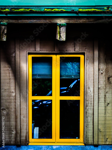 Schilderij op canvas Yellow window
