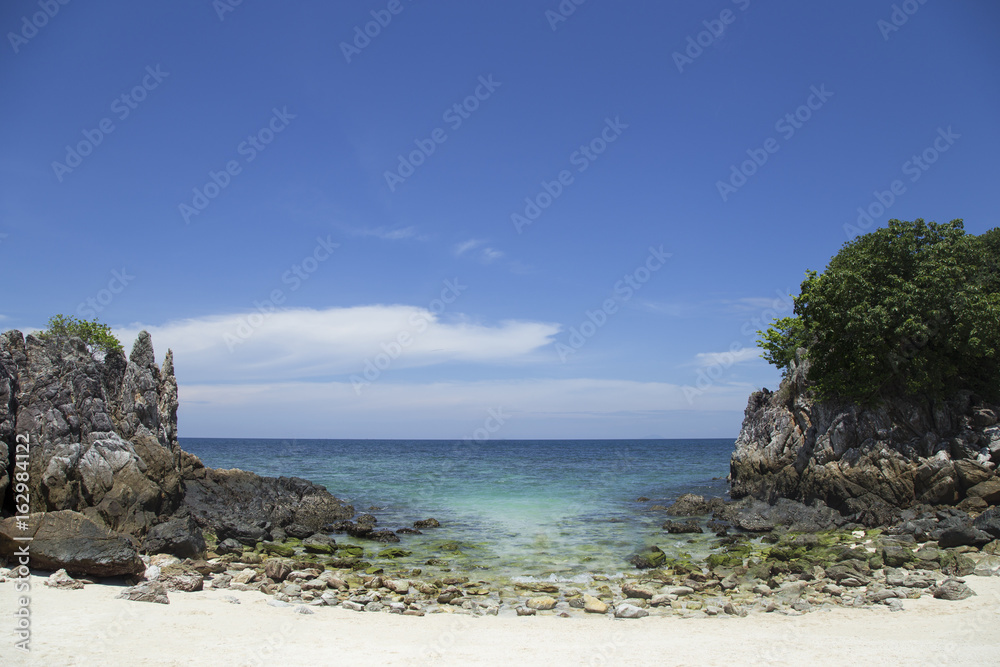 Andaman Sea, clear water, emerald green, the vast blue sky, beautiful sandy beaches, beautiful beaches.