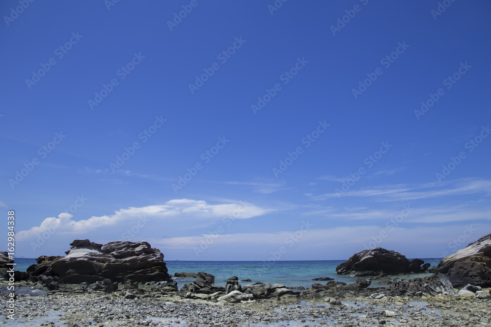 Andaman Sea, clear water, emerald green, the vast blue sky, beautiful sandy beaches, beautiful beaches. Andaman Sea, clear water, emerald green, the vast blue sky, beautiful sandy beaches, beautiful beaches.