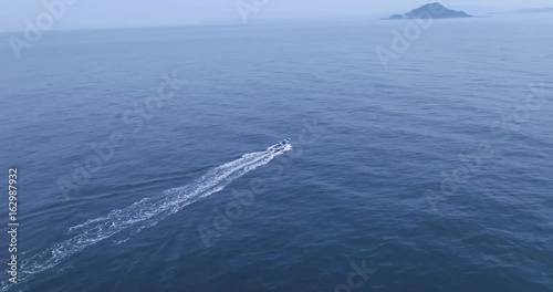 日本の海を進む漁船をドローンで空撮③