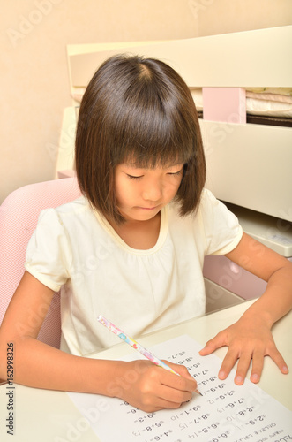 子供部屋で勉強する小学生の女の子