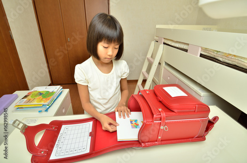 日課をそろえる小学生の女の子 photo