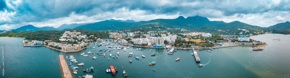 Naklejka premium Panoramiczny widok z lotu ptaka Sai Kung w Hongkongu. zdjęcia zrobione przez DJI Mavic Pro