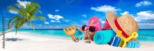 Foto beach accessoires on coco palm beach sand vacation tourism concept background/