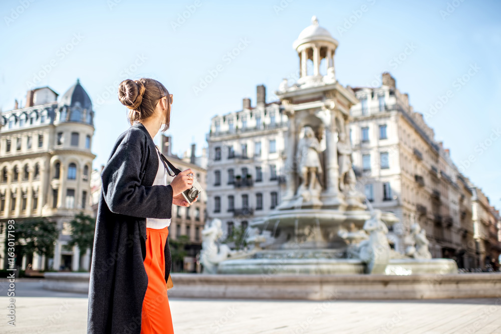 Φωτογραφία Young woman standing with photo camera on the Jacobins square with famous founta
