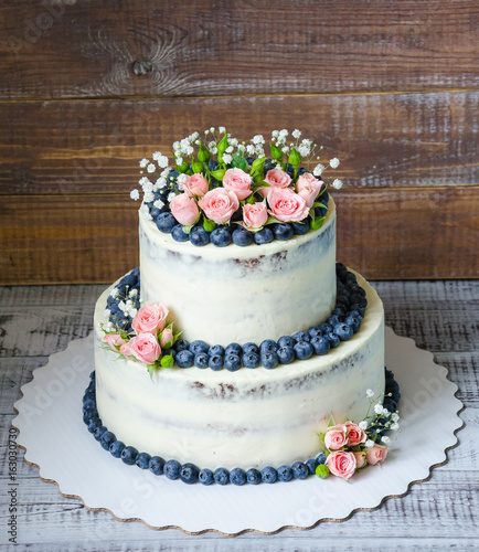 Gentle wedding cake with blueberry and roses