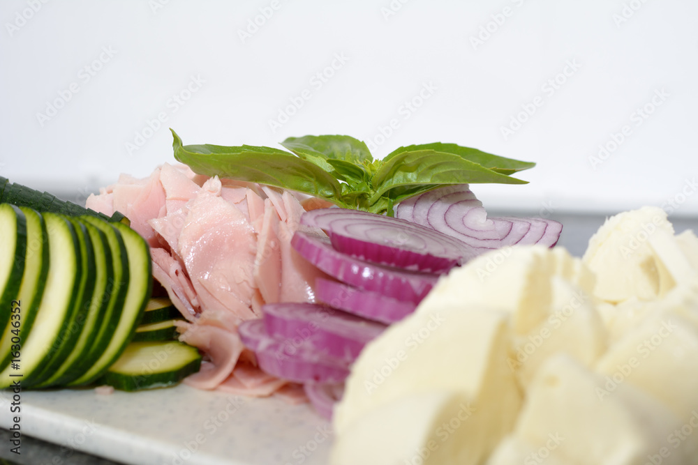 Zubereiten einer Pizza mit Zutaten in der Küche Zubereiten einer Pizza mit Zutaten in der Küche