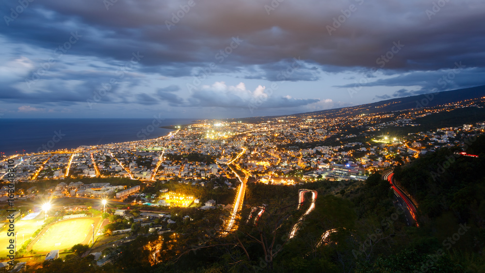 Vue panoramique sur Saint-Denis, La Réunion au crépuscule