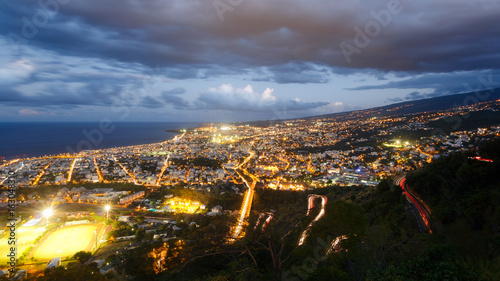 Vue panoramique sur Saint-Denis, La Réunion au crépuscule