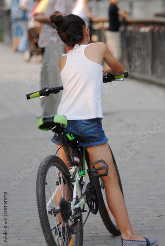 Fototapeta Naklejka Na Ścianę i Meble -  The girl on a bicycle from the back
