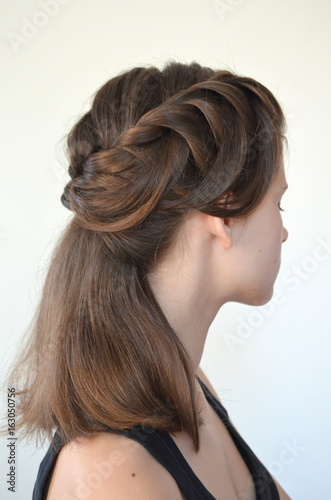 Прическа на средней длине волос - русые волосы
