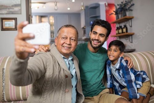 Family taking selfie at home © WavebreakMediaMicro