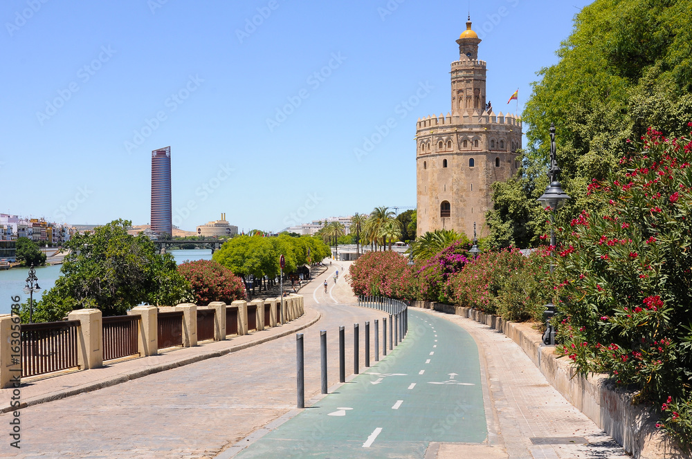 Paseo de Cristóbal Colón junto al río Guadalquivir, Torre del Oro, Sevilla (España)