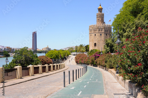 Paseo de Cristóbal Colón junto al río Guadalquivir, Torre del Oro, Sevilla (España)