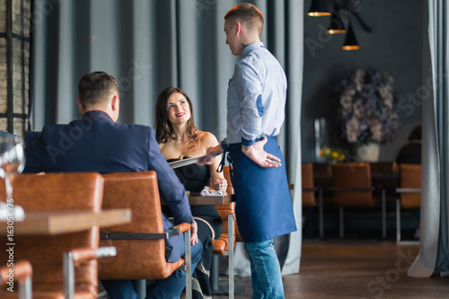 Canvas Print Waiter taking an order for a couple in a restaurant
