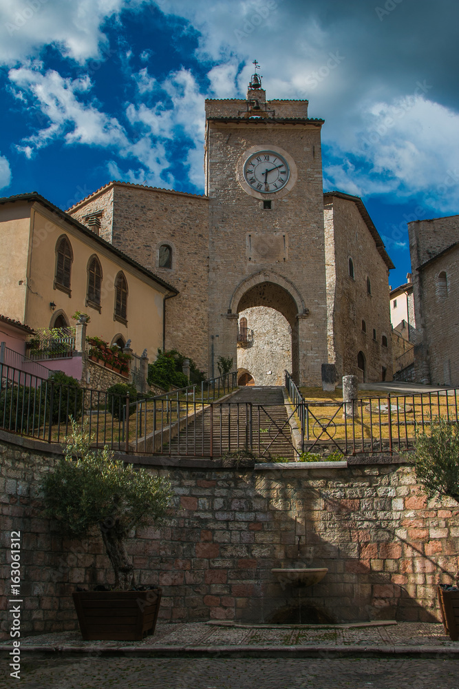 Scalinata e antica torre nel centro storico di Monteleone di Spoleto