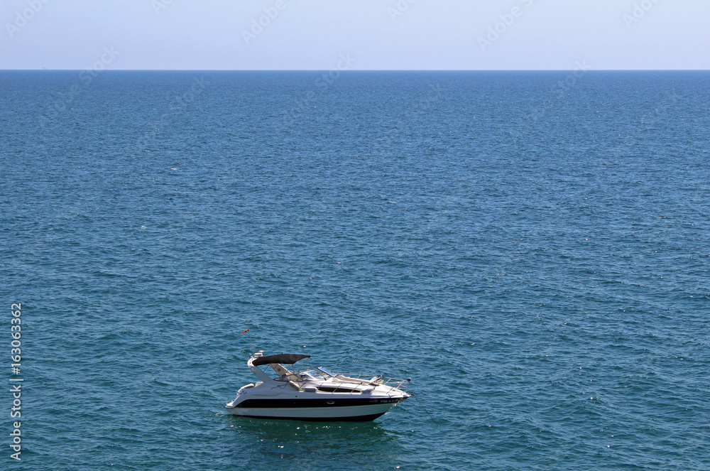 Barco de recreo, mar mediterráneo, costa dorada, Tarragona (España) Barco de recreo, mar mediterráneo, costa dorada, Tarragona (España)