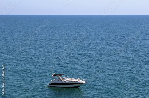 Barco de recreo, mar mediterráneo, costa dorada, Tarragona (España) © mmadrigal70