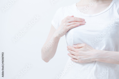 Wallpaper Mural Tシャツ姿の女性・白バック Torontodigital.ca