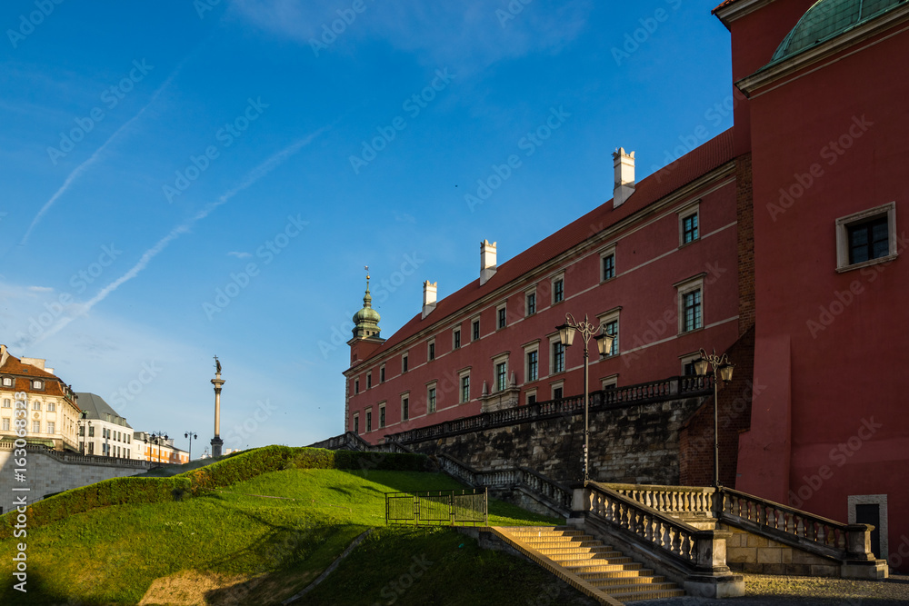 Obraz premium Royal Castle and the Sigismund column in Warsaw, Poland