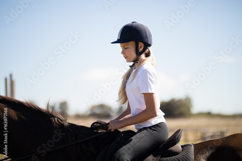 Dziewczyna jedzie konia w rancho