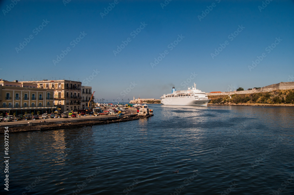 Naklejka premium Cruise entering the Bay of Havana