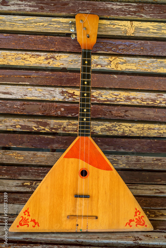 Fotografía Musical instrument balalaika on wooden background