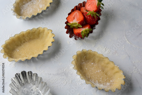 Form for tartlets with strawberries.