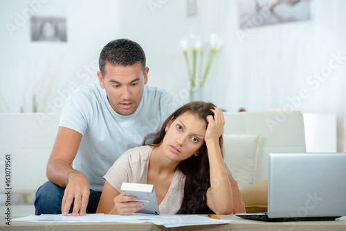 Foto Stressed couple working out their finances