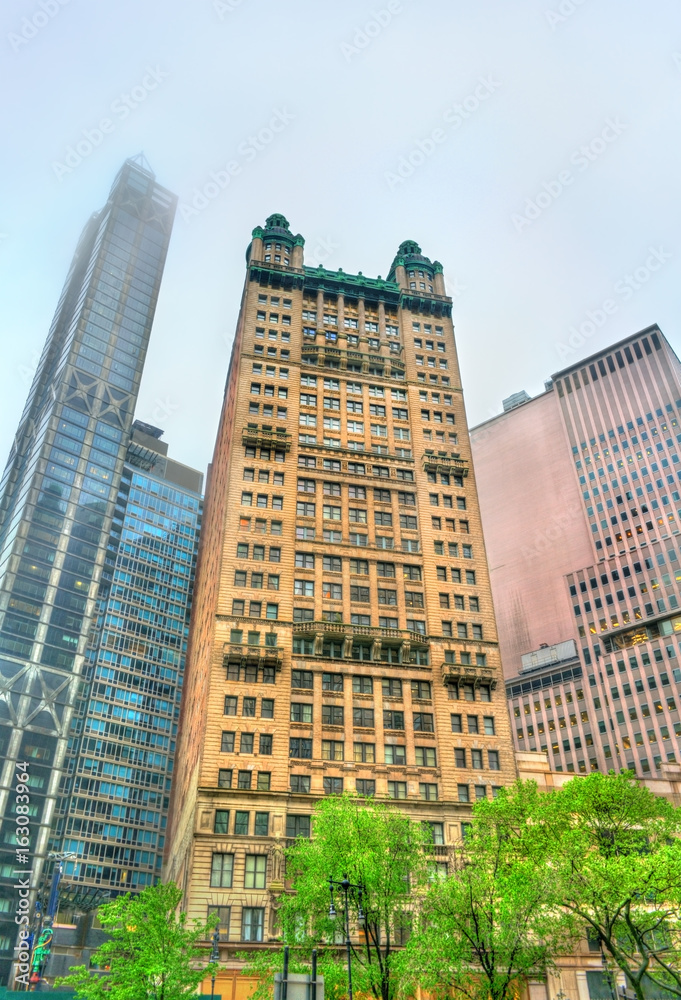 Fototapeta premium The Park Row Building in Lower Manhattan, New York