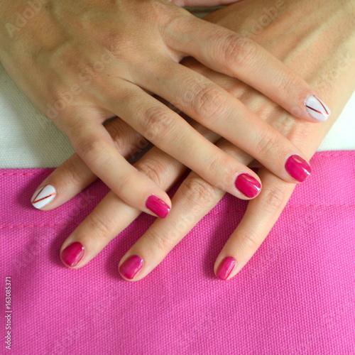 Маникюр короткие красные ногти и белые на указательном пальце